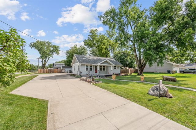 7119 Maryland Drive, Urbandale, IA 50322