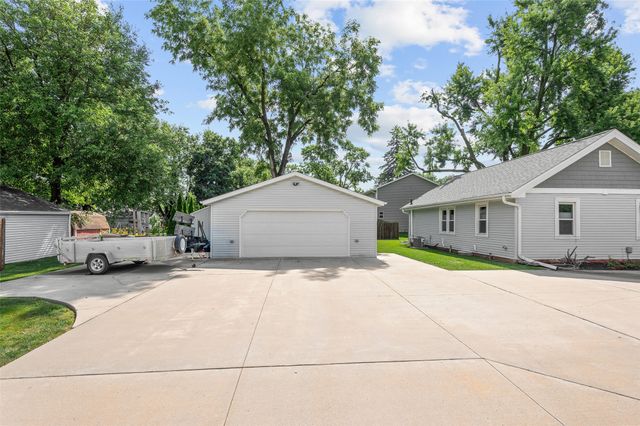 7119 Maryland Drive, Urbandale, IA 50322