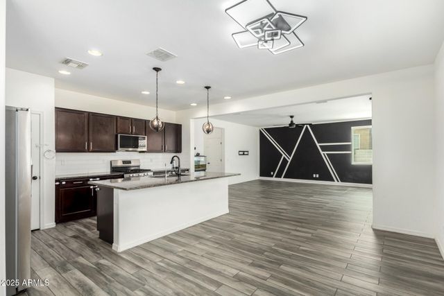 2249 W BETTY ELYSE Lane, Phoenix, AZ 85023