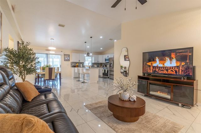 930 HICKS ROAD, Lakeland, FL 33813