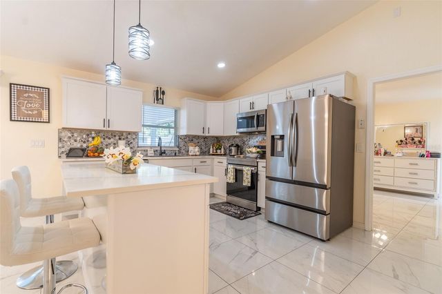 930 HICKS ROAD, Lakeland, FL 33813