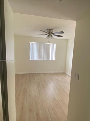 300 N Crestwood Ct N 310, Royal Palm Beach, FL 33411