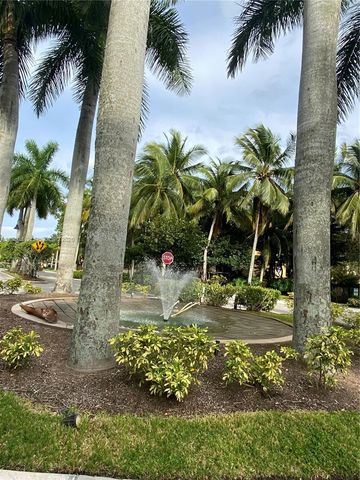 300 N Crestwood Ct N 310, Royal Palm Beach, FL 33411