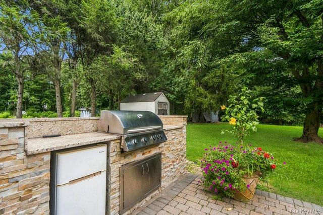 11 Laurie Place, Glen Cove, NY 11542