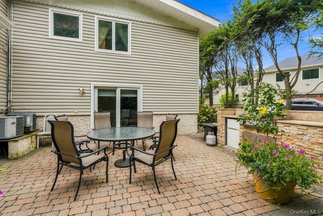 11 Laurie Place, Glen Cove, NY 11542