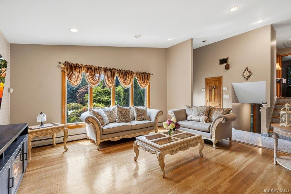 11 Laurie Place, Glen Cove, NY 11542 — photo 5
