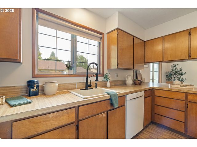 15045 Ne ROSE Pkwy, Portland, OR 97230