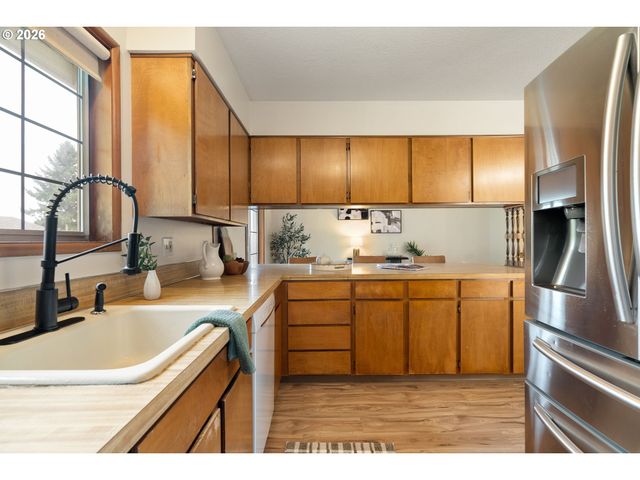 15045 Ne ROSE Pkwy, Portland, OR 97230