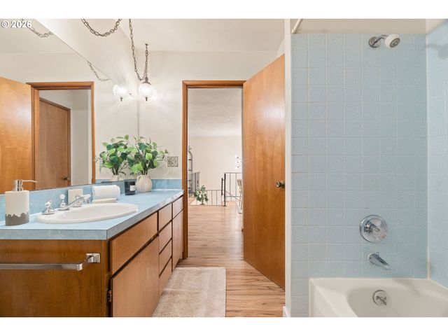 15045 Ne ROSE Pkwy, Portland, OR 97230