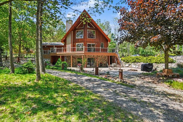 2000 Granada Court, Weidman, MI 48893