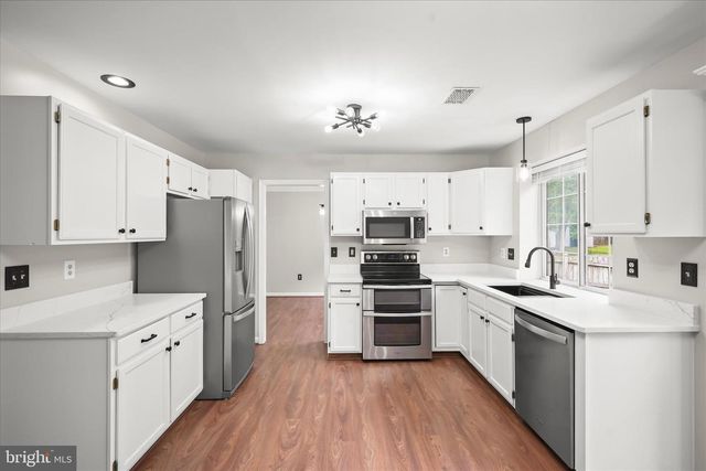 8229 SUNSET DR, Manassas, VA 20110