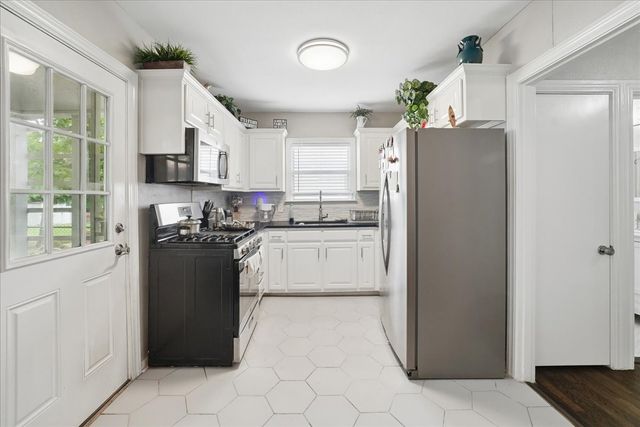 4006 Curzon Avenue, Fort Worth, TX 76107