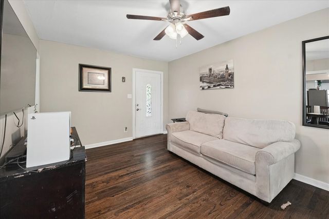4006 Curzon Avenue, Fort Worth, TX 76107