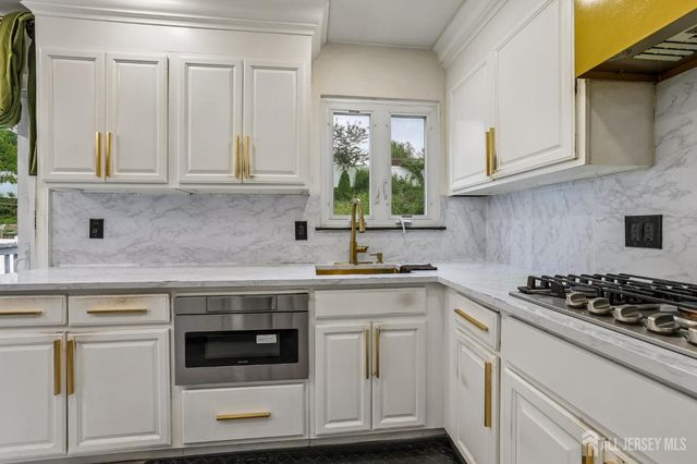 218 McFarlane Road, Colonia, NJ 07067