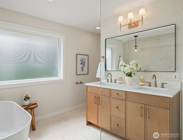 3246 W Lake Sammamish Parkway NE, Redmond, WA 98052