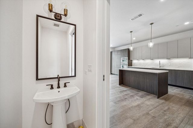 1711 Allen Parkway 1806, Houston, TX 77019