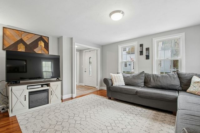 5 Elm St, Northbridge, MA 01588