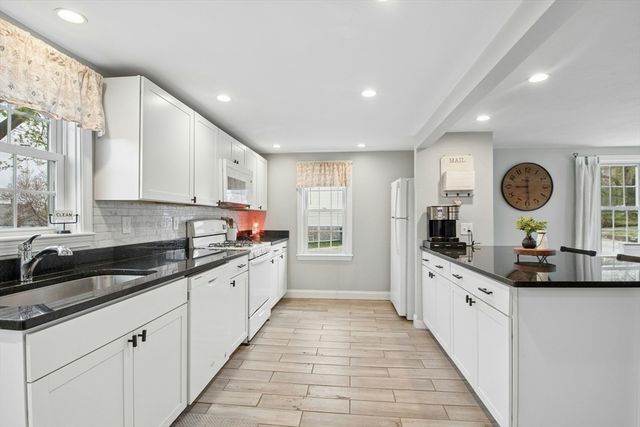 5 Elm St, Northbridge, MA 01588