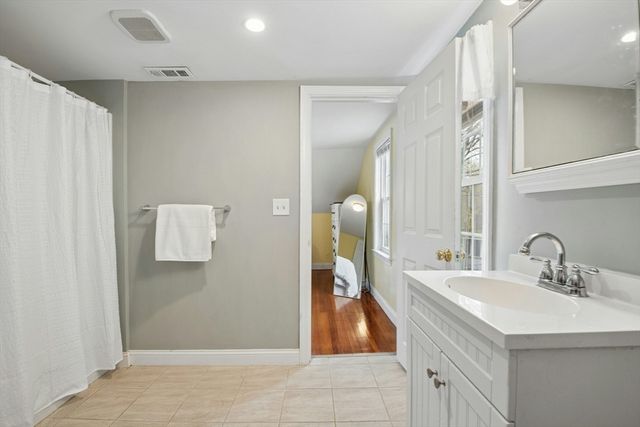 5 Elm St, Northbridge, MA 01588