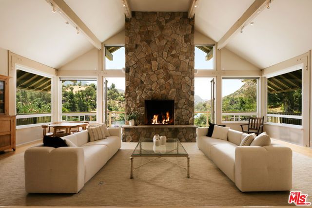 2090 E Lakeshore Drive, Agoura Hills, CA 91301