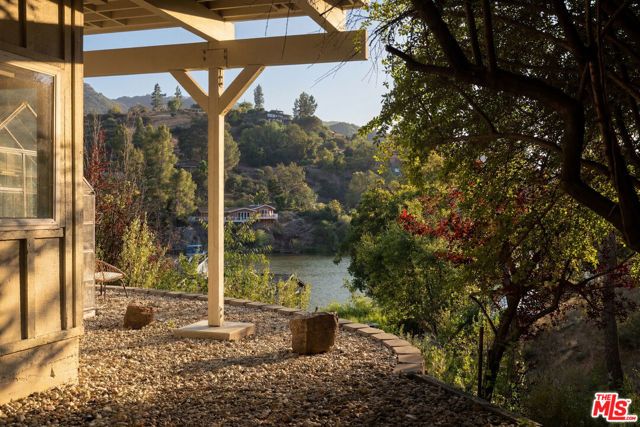 2090 E Lakeshore Drive, Agoura Hills, CA 91301