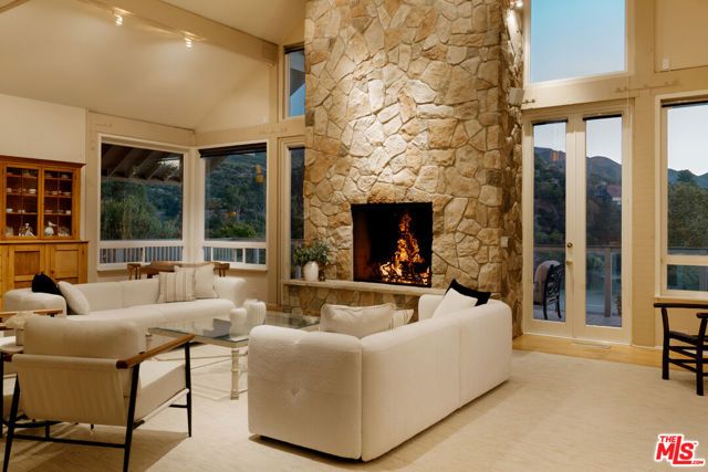 2090 E Lakeshore Drive, Agoura Hills, CA 91301