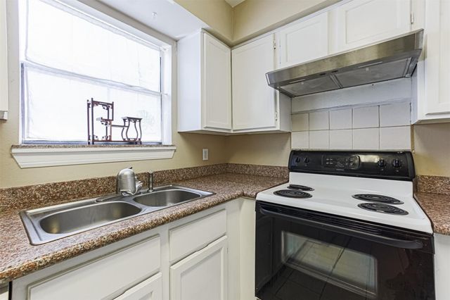 3100 Walnut Bend Lane 422, Houston, TX 77042