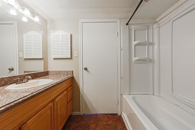 3100 Walnut Bend Lane 422, Houston, TX 77042