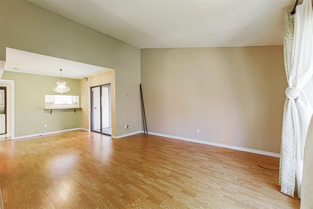 3100 Walnut Bend Lane 422, Houston, TX 77042