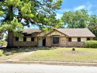 805 Lee Court, Azle, TX 76020
