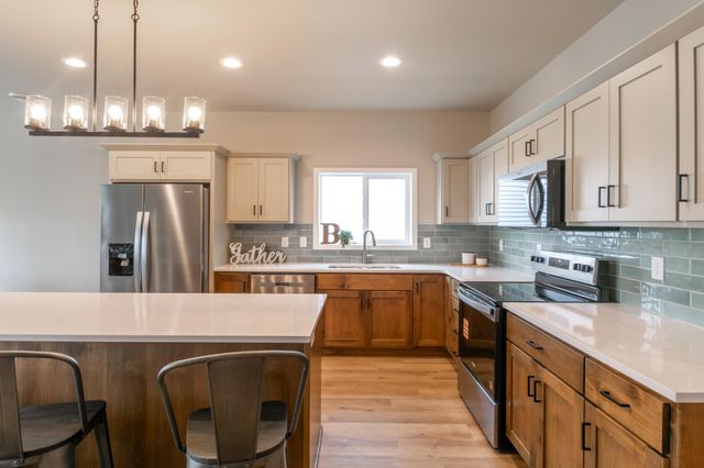 6272 86th Avenue S, Horace, ND 58047