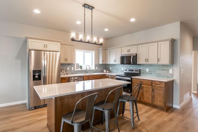 6272 86th Avenue S, Horace, ND 58047