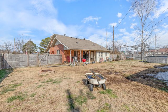 141 Long St, W, Mc Ewen, TN 37101