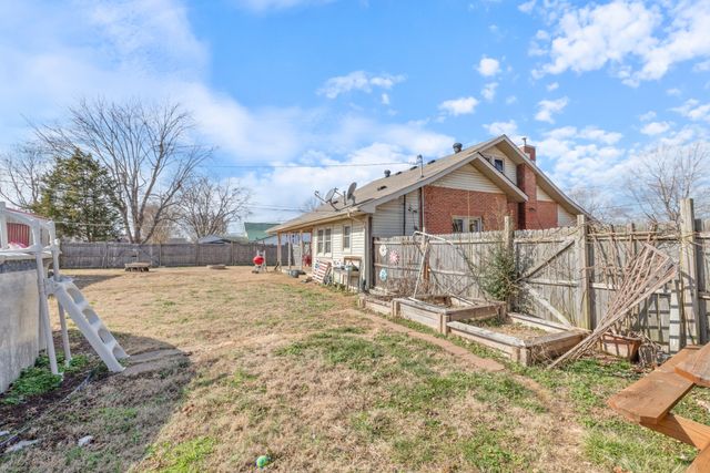 141 Long St, W, Mc Ewen, TN 37101