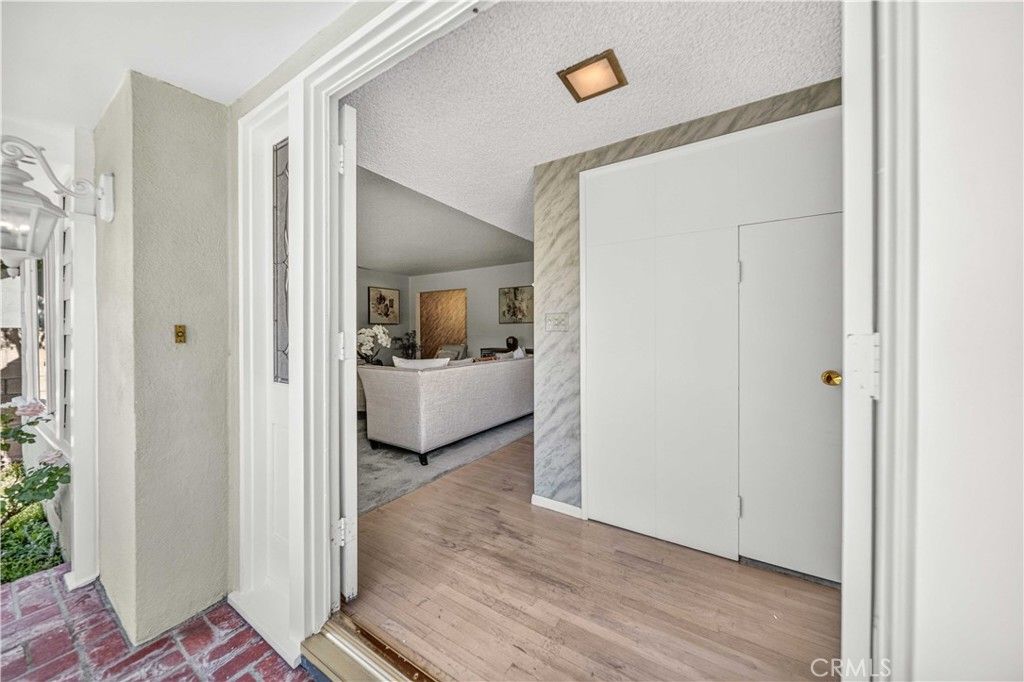 Image 5 of property listing at 19841 Marilla Street, Chatsworth, CA 91311