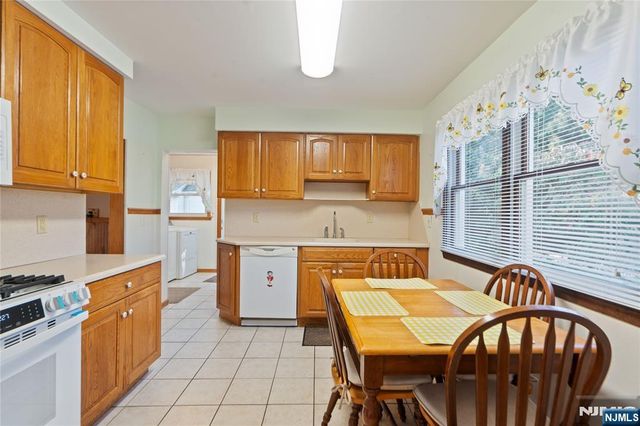 29 Leary Avenue, Bloomingdale, NJ 07403