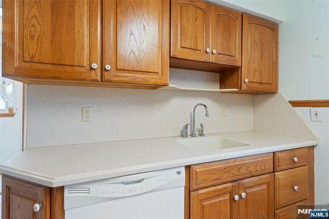 29 Leary Avenue, Bloomingdale, NJ 07403