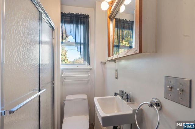 29 Leary Avenue, Bloomingdale, NJ 07403