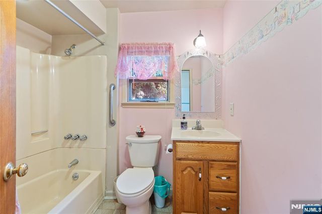 29 Leary Avenue, Bloomingdale, NJ 07403