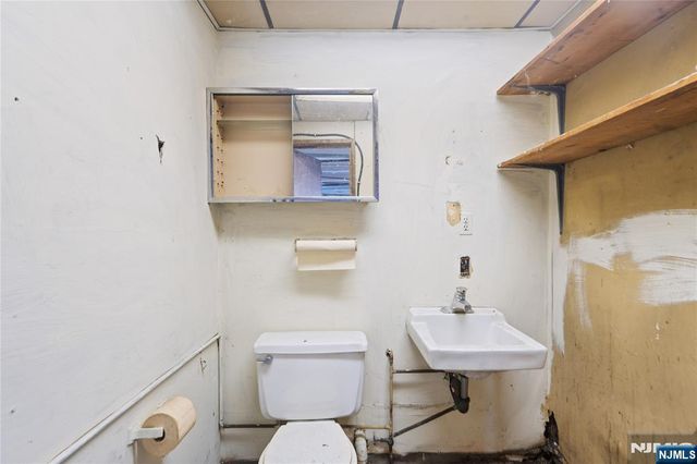 29 Leary Avenue, Bloomingdale, NJ 07403