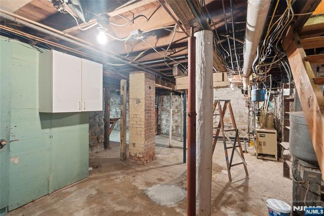 29 Leary Avenue, Bloomingdale, NJ 07403