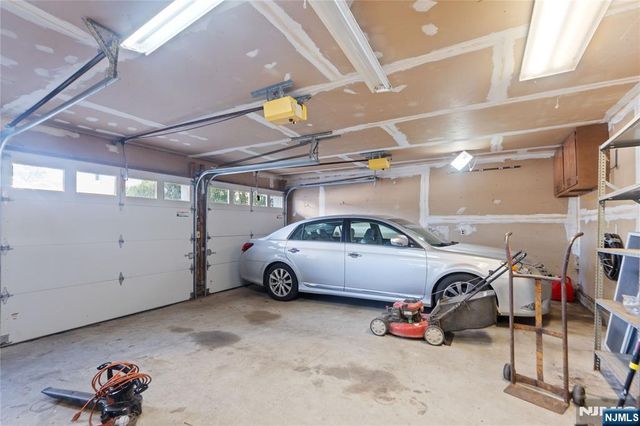 29 Leary Avenue, Bloomingdale, NJ 07403