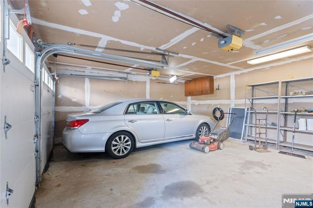 29 Leary Avenue, Bloomingdale, NJ 07403