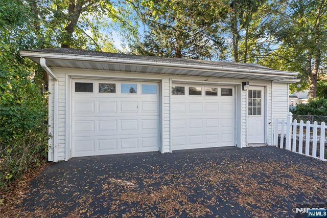 29 Leary Avenue, Bloomingdale, NJ 07403