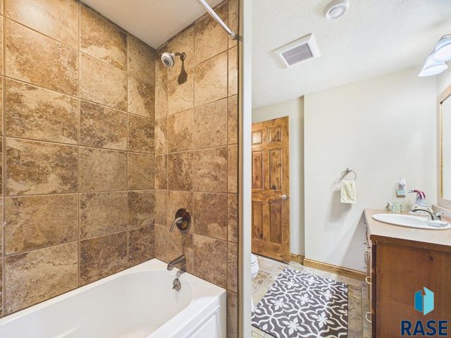 48190 268th St Street, Brandon, SD 57005