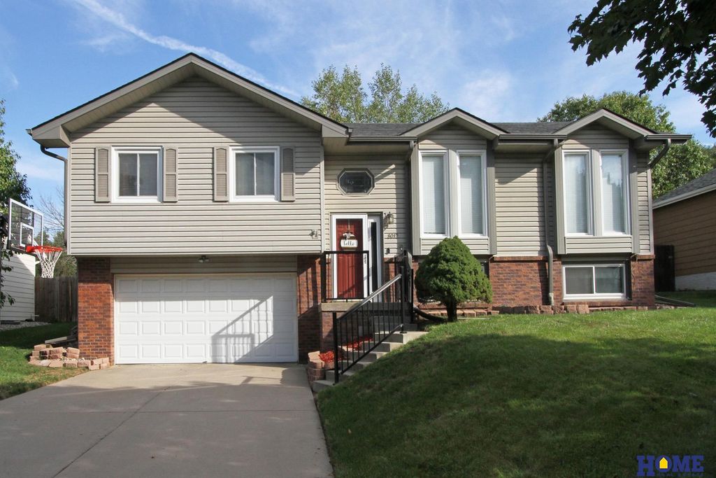 8012 Meredeth Street, Lincoln, NE 68506