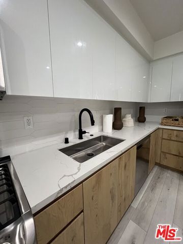 124 S Croft Avenue 402, Los Angeles, CA 90048