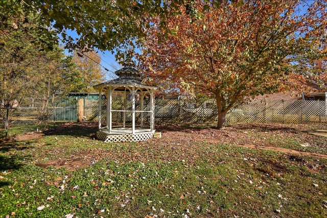 502 8th St, Lawrenceburg, TN 38464