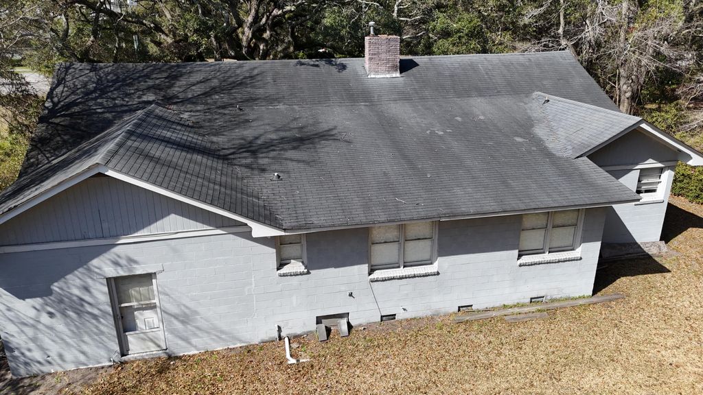 Image 11 of property listing at 1438 Folly Road, Charleston, SC 29412