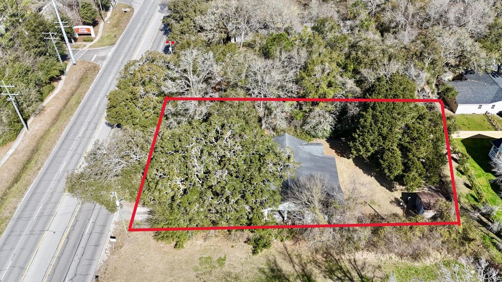 Image 3 of property listing at 1438 Folly Road, Charleston, SC 29412